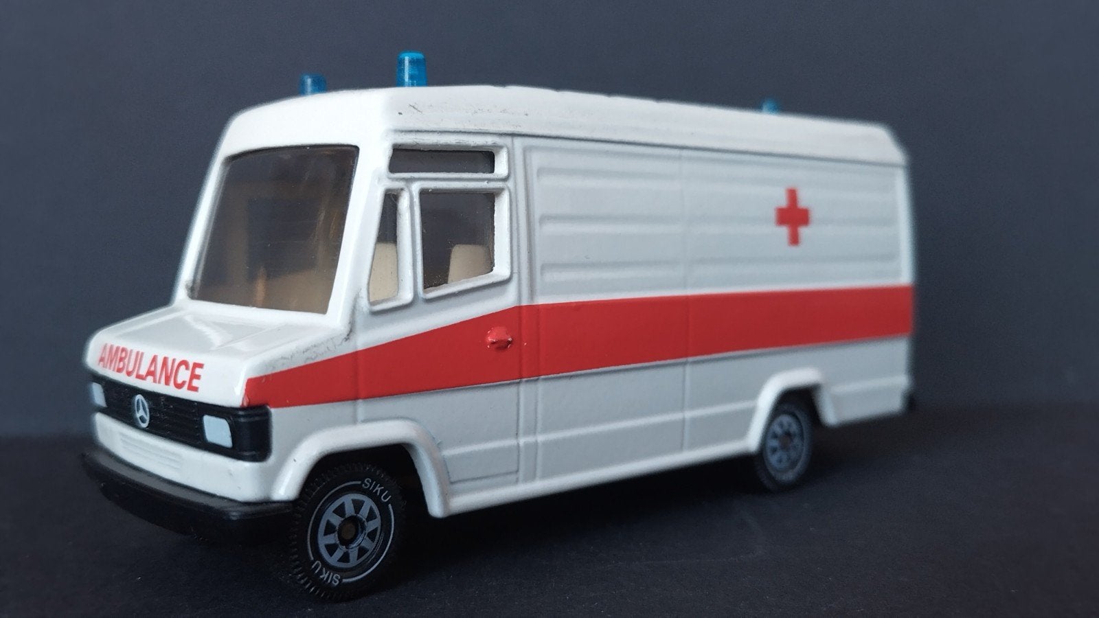 Mercedes Benz 809 D Ambulance 1:55 Siku 2011 Pol, Verzenden, Zo goed als nieuw, Bus of Vrachtwagen, Sieper