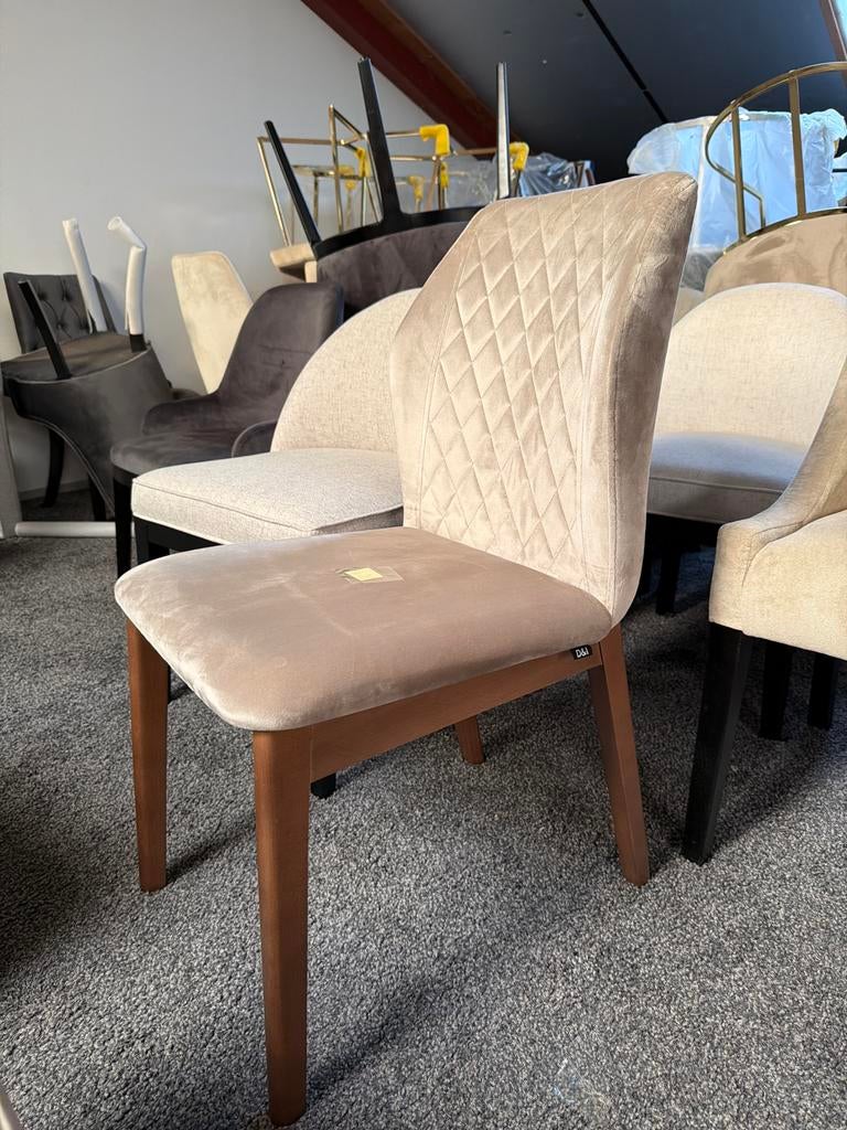 Elegante eetkamerstoel - Beige fluweel met houten poten, Huis en Inrichting, Stoelen, Zo goed als nieuw, Eén, Hout, Overige kleuren