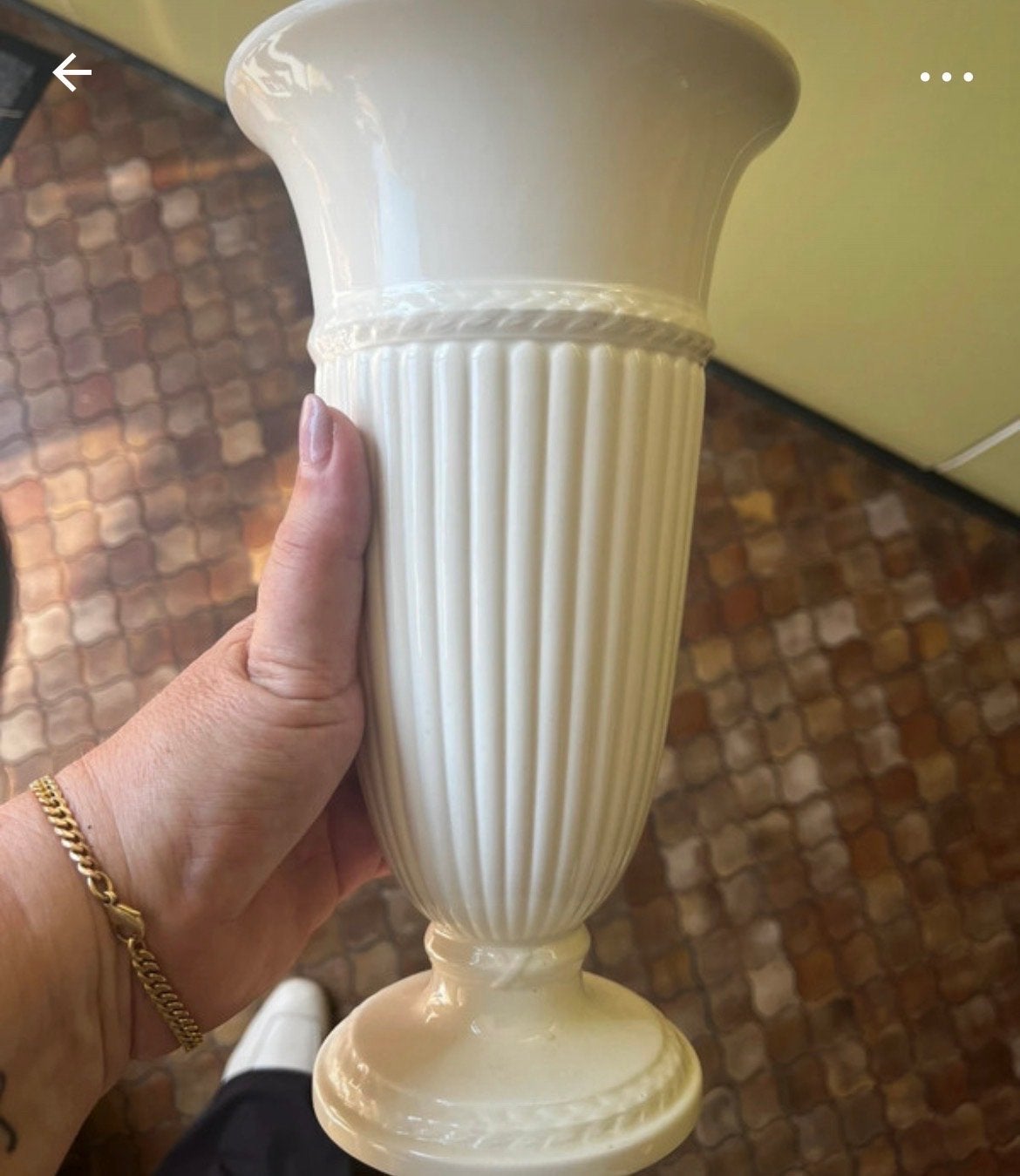 Elegante Wedgewood vaas in crème wit, Antiek en Kunst, Antiek | Vazen, Ophalen of Verzenden