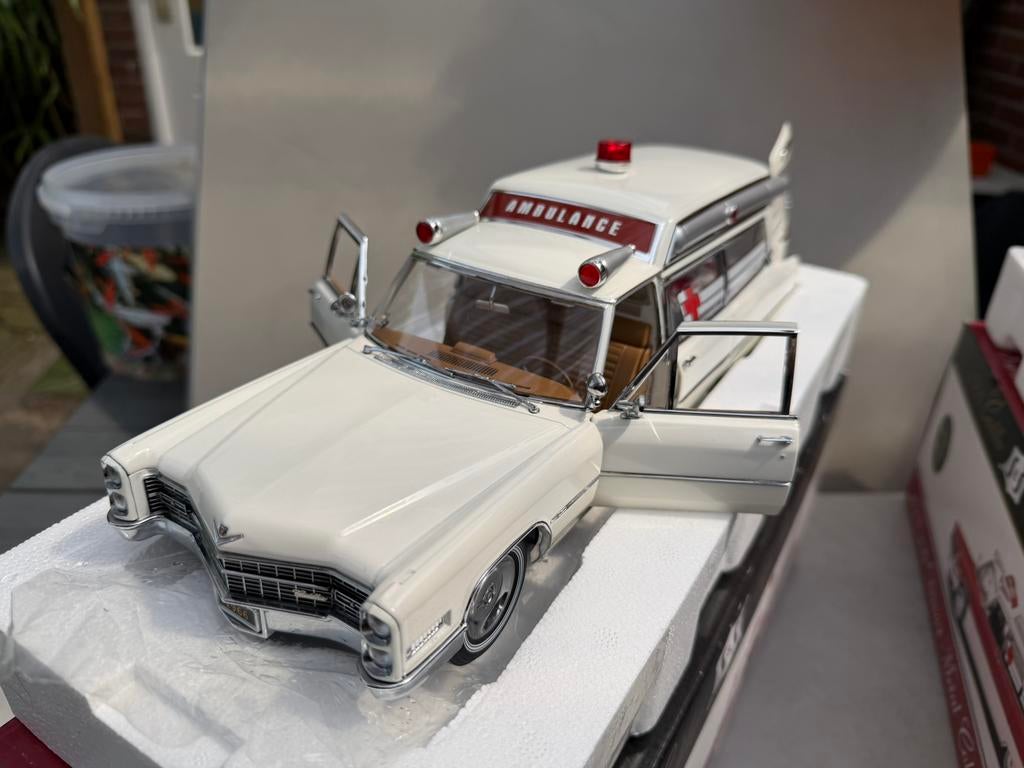 1/18 PRECISION 1966 CADILLAC AMBULANCE WHITE, Hobby en Vrije tijd, Ophalen of Verzenden, Zo goed als nieuw, Overige merken