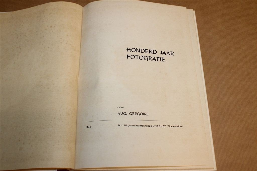Honderd Jaar Fotografie — Vintage Boek Fotokunst 1948, Ophalen of Verzenden, Gelezen, Fotografen