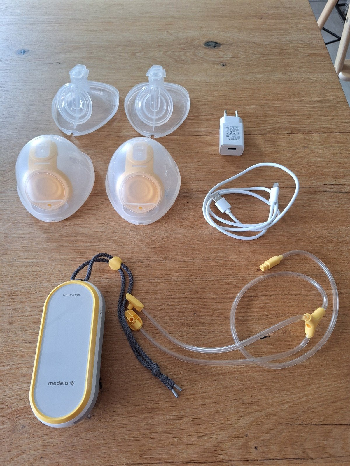 Medela Freestyle kolfapparaat met tas, koeltas en flesjes, Ophalen of Verzenden, Zo goed als nieuw
