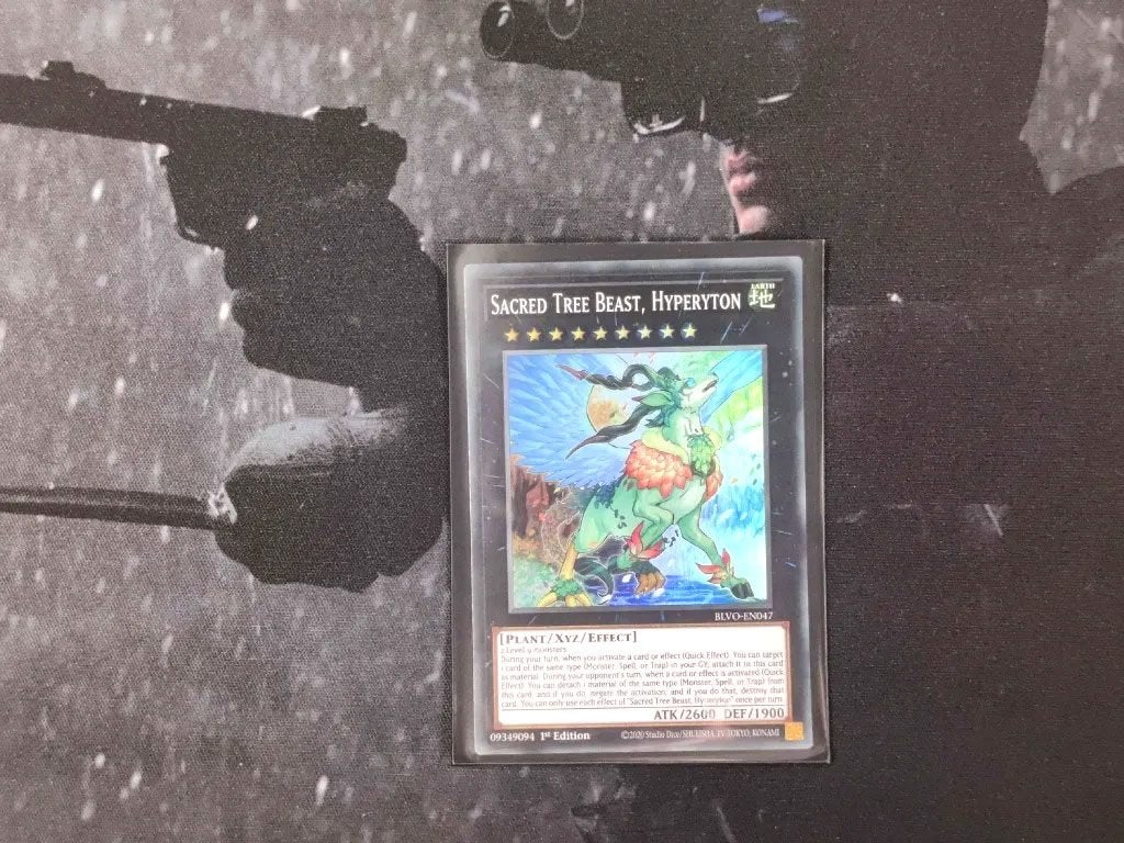 Yu-Gi-Oh! Sacred Tree Beast, Hyperyton (BLVO-EN047) kaart, Hobby en Vrije tijd, Verzamelkaartspellen | Yu-gi-Oh!, Ophalen of Verzenden