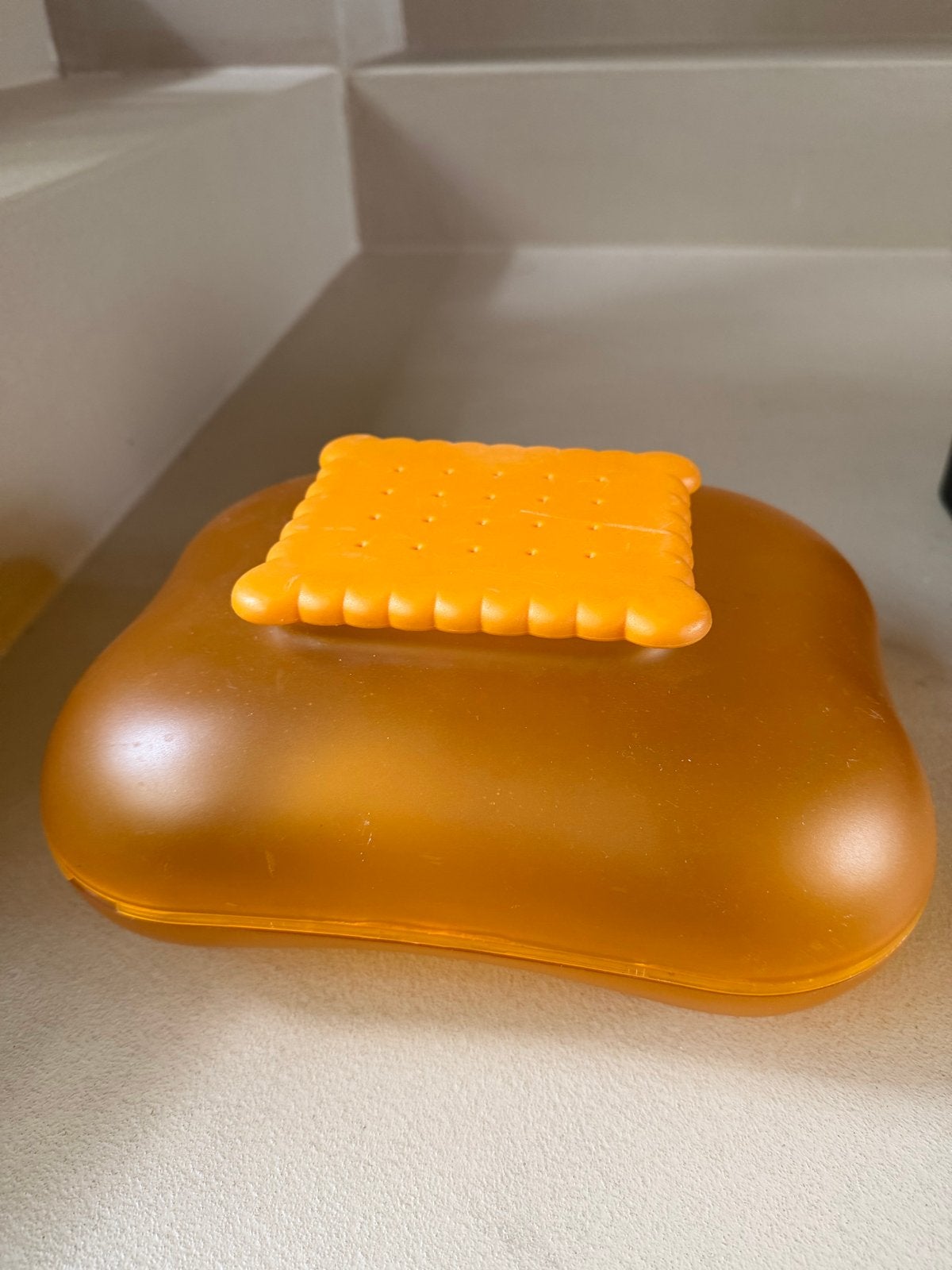 Alessi design  koektrommel in de vorm van een koekje, Huis en Inrichting, Gebruikt, Kunststof, Ophalen of Verzenden, Voorraadpot