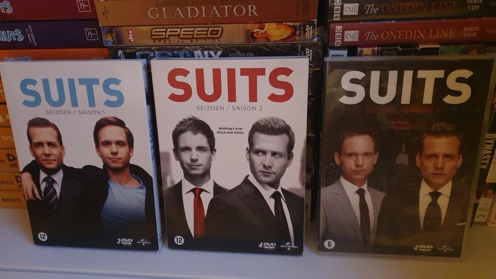 Suits Seizoen 1, 2  en 4 DVD - Drama serie setprijs, Boxset, Drama, Ophalen of Verzenden, Zo goed als nieuw
