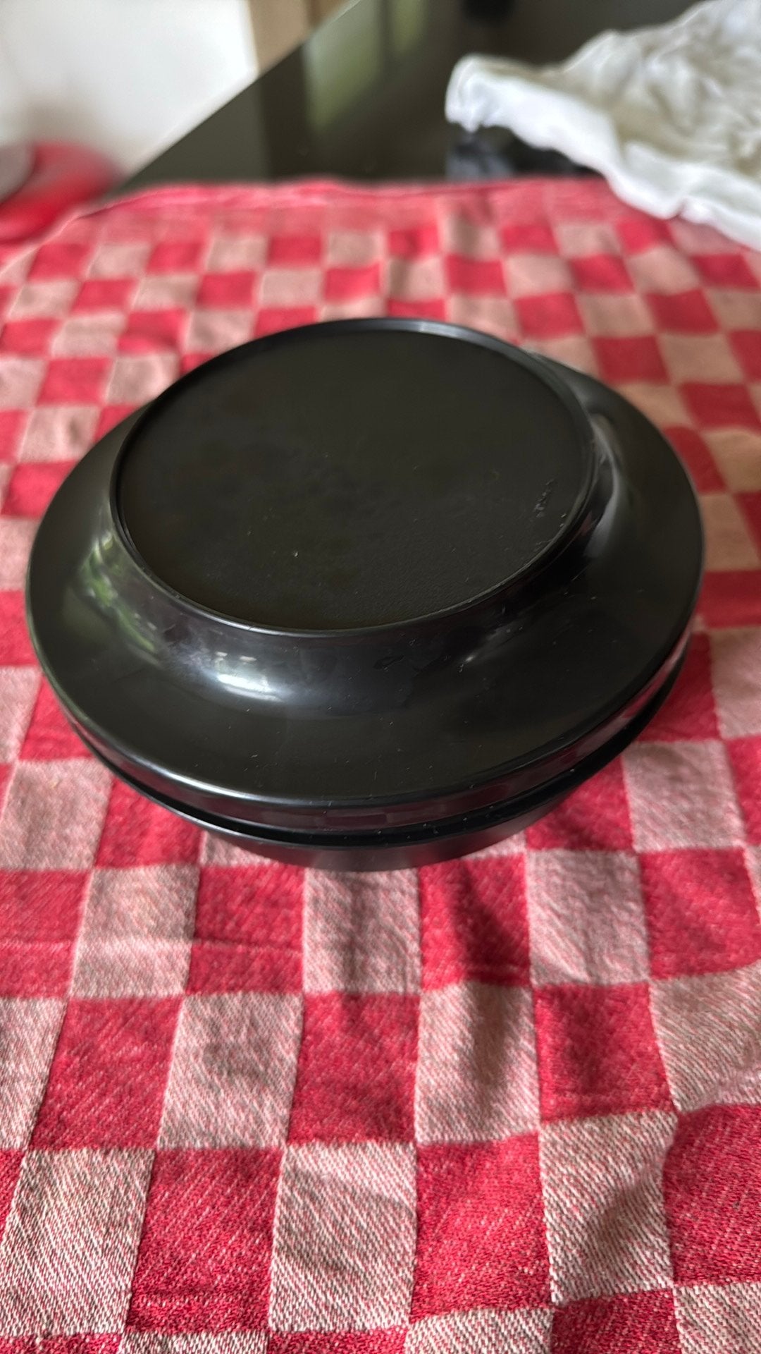 Tupperware schaal met deksel zwart doorsnee 15 cm, Ophalen of Verzenden, Zo goed als nieuw, Schaal