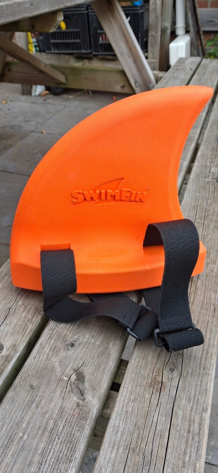 Zo goed als nieuwe oranje Swimfin haaienvin (15-30kg), Kinderen en Baby's, Ophalen of Verzenden, Nieuw