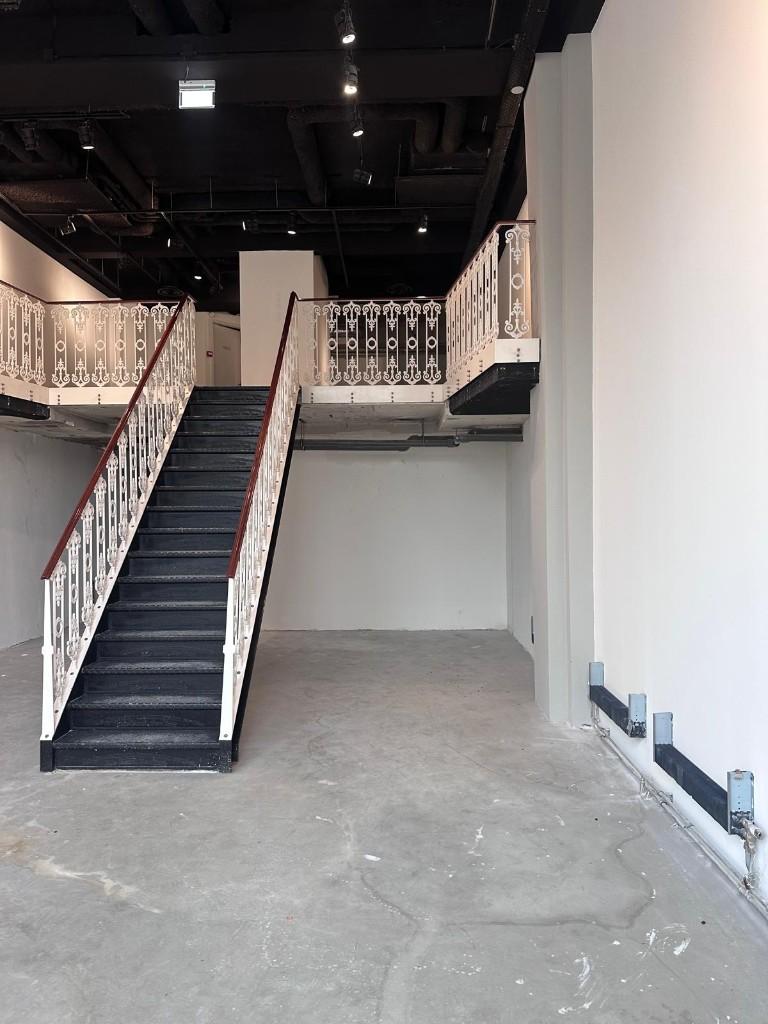 Imposante stalen binnentrap met gietijzeren balustrade, Ophalen, Gebruikt, Trap, 2 tot 4 meter
