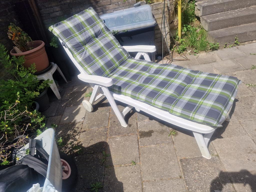 Ligstoel met nieuw kussen, Tuin en Terras, Ophalen, Kunststof