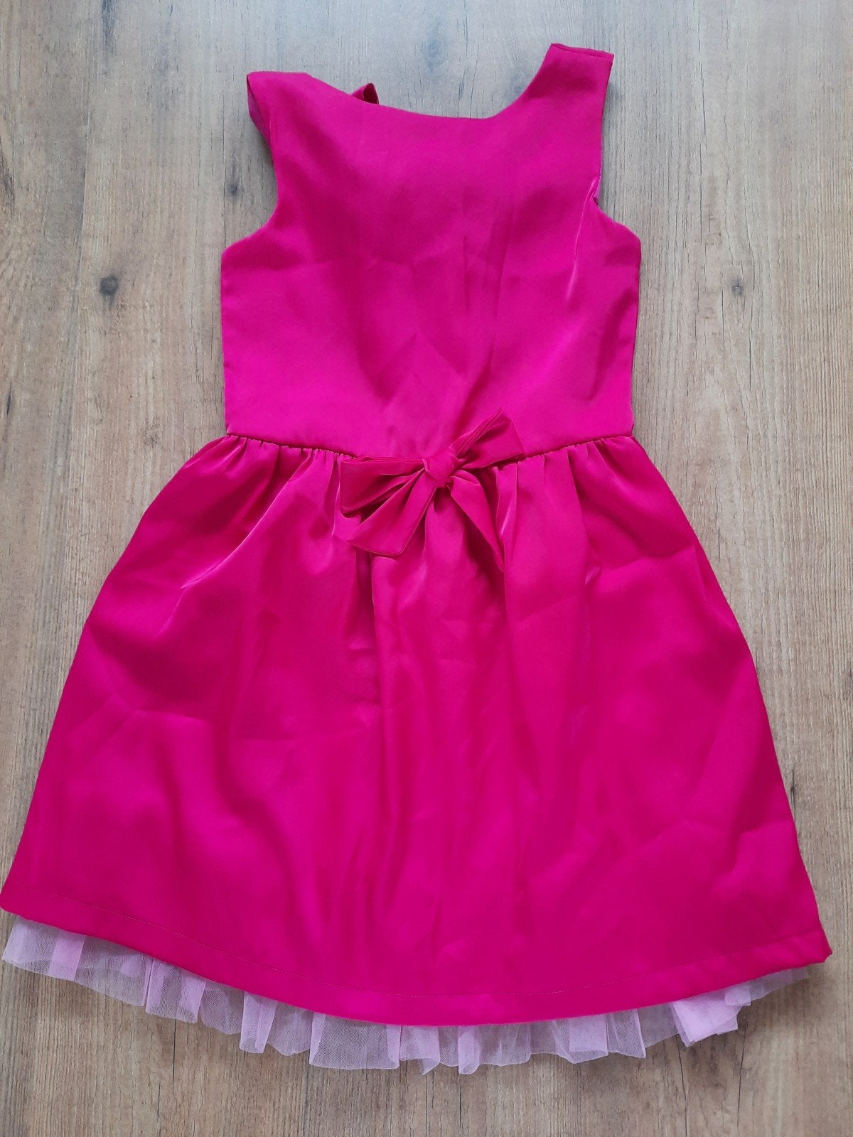 fuchsia jurk met strik en tule 122-128, Kinderen en Baby's, Kinderkleding | Maat 122, Meisje, Ophalen of Verzenden, Zo goed als nieuw
