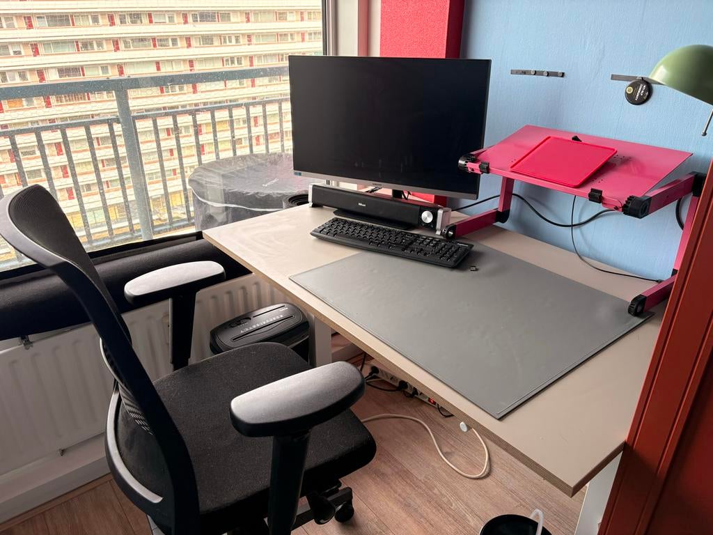 Complete werkplek met verstelbaar bureau, stoel + attributen, Ophalen, Opbergruimte, Hout, Zo goed als nieuw
