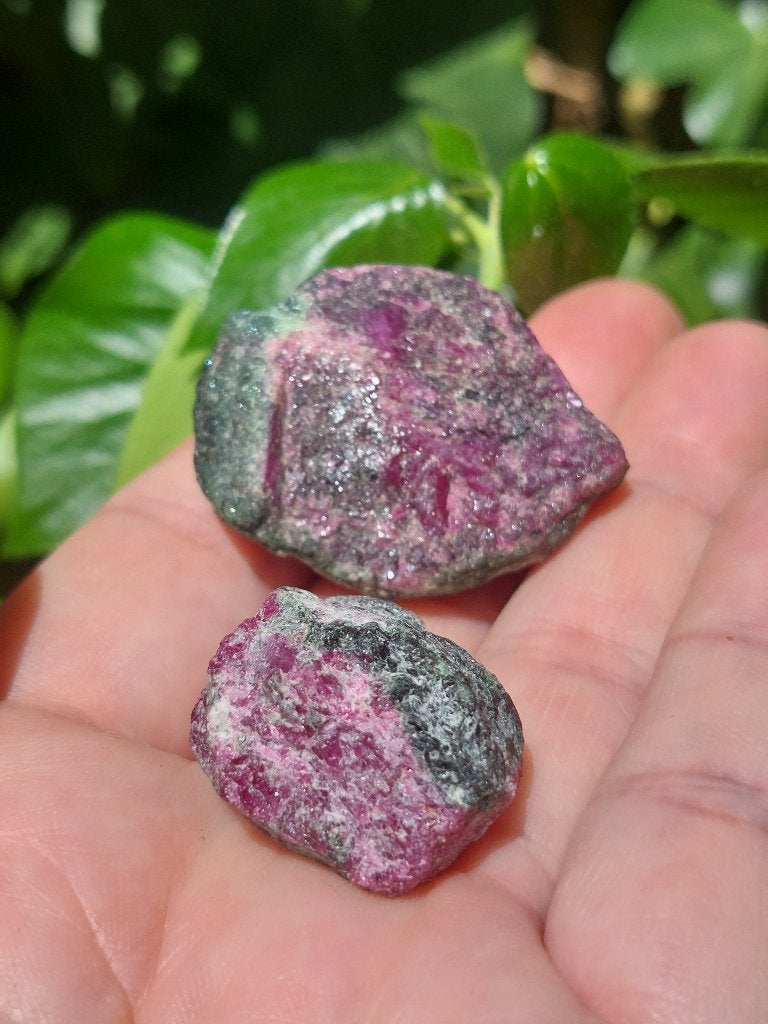 Robijn in Zoisiet: Hartchakra, Groei & Emotionele Balans, Verzamelen, Mineralen en Fossielen, Ophalen of Verzenden, Mineraal