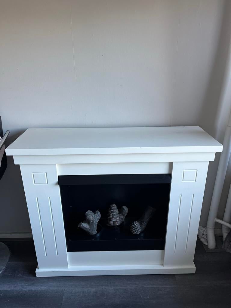 Witte sfeerhaard met decoratief hout en schouw, Huis en Inrichting, Haarden, Zo goed als nieuw, Houthaard, Ophalen