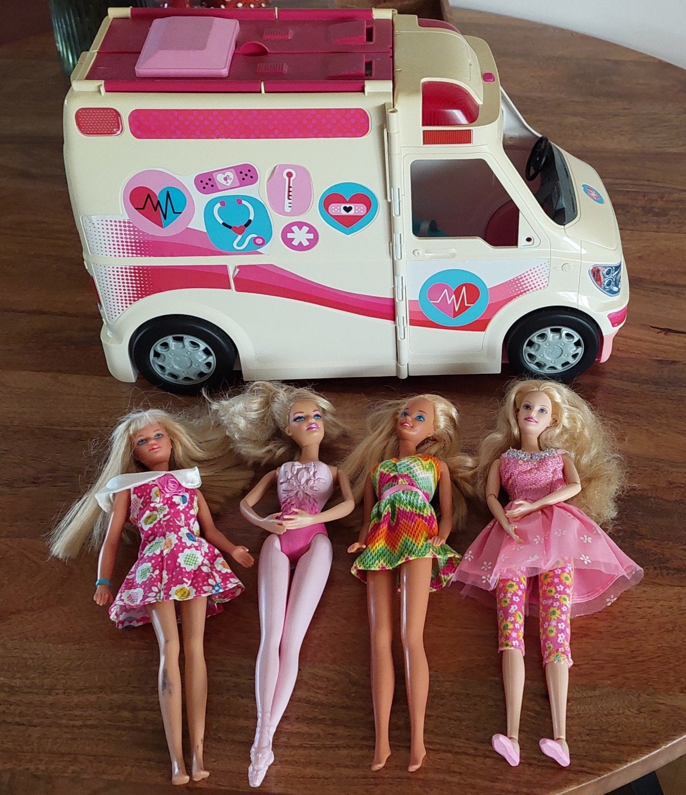 Barbie ambulance met 4 Barbiepoppen, Ophalen of Verzenden, Gebruikt, Barbie