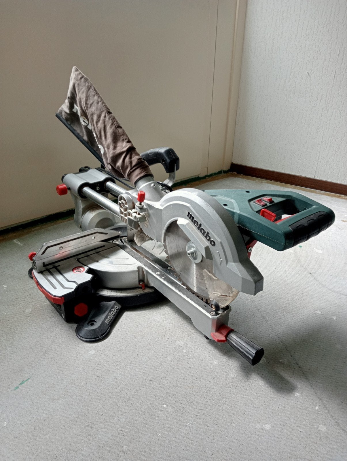 Metabo KGS 216 M Afkortzaag - Krachtig en Compact, Ophalen, Gebruikt, Afkortzaag, 30 tot 70 mm