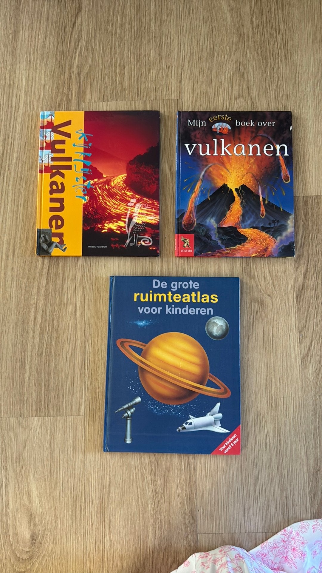 Informatie boeken vulkanen en ruimte, Ophalen of Verzenden, Zo goed als nieuw