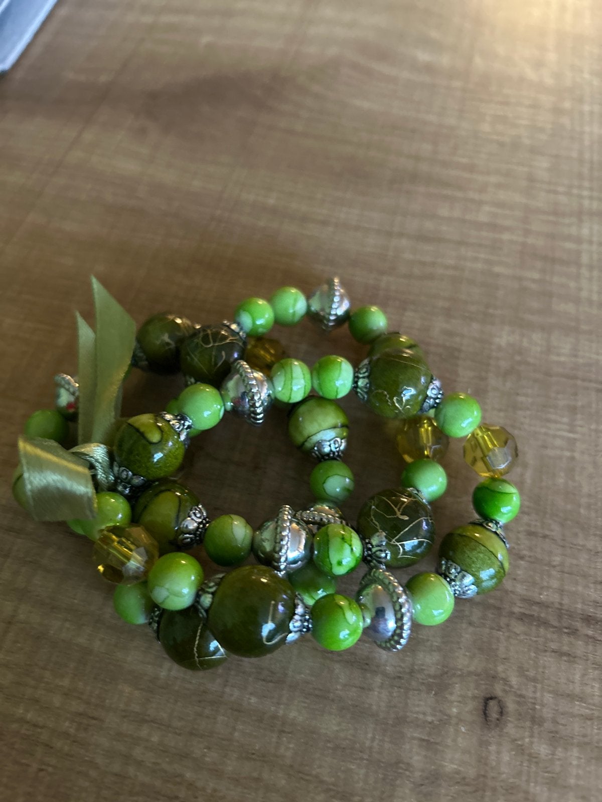 Groene kralenarmbanden set met zilverkleurige accenten, Overige materialen, Ophalen of Verzenden, Zo goed als nieuw, Met bedels of kralen