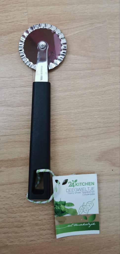 24 Kitchen Deegwieltje - Nieuw voor in de keuken, Overige typen, Ophalen of Verzenden, Metaal, Overige merken