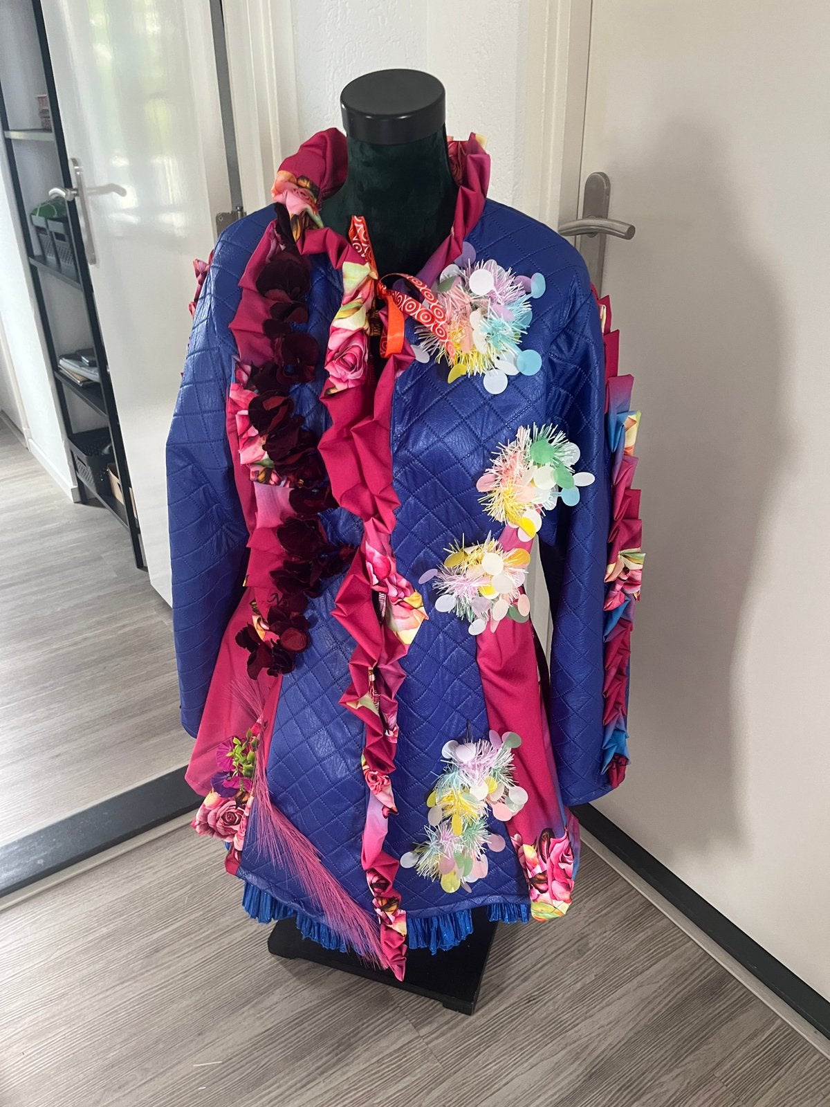Dikke blauw stof met roze nieuwe aparte Carnavalsjas maat xl, Kleding | Dames, Carnaval, Maat 46/48 (XL) of groter, Nieuw, Ophalen of Verzenden
