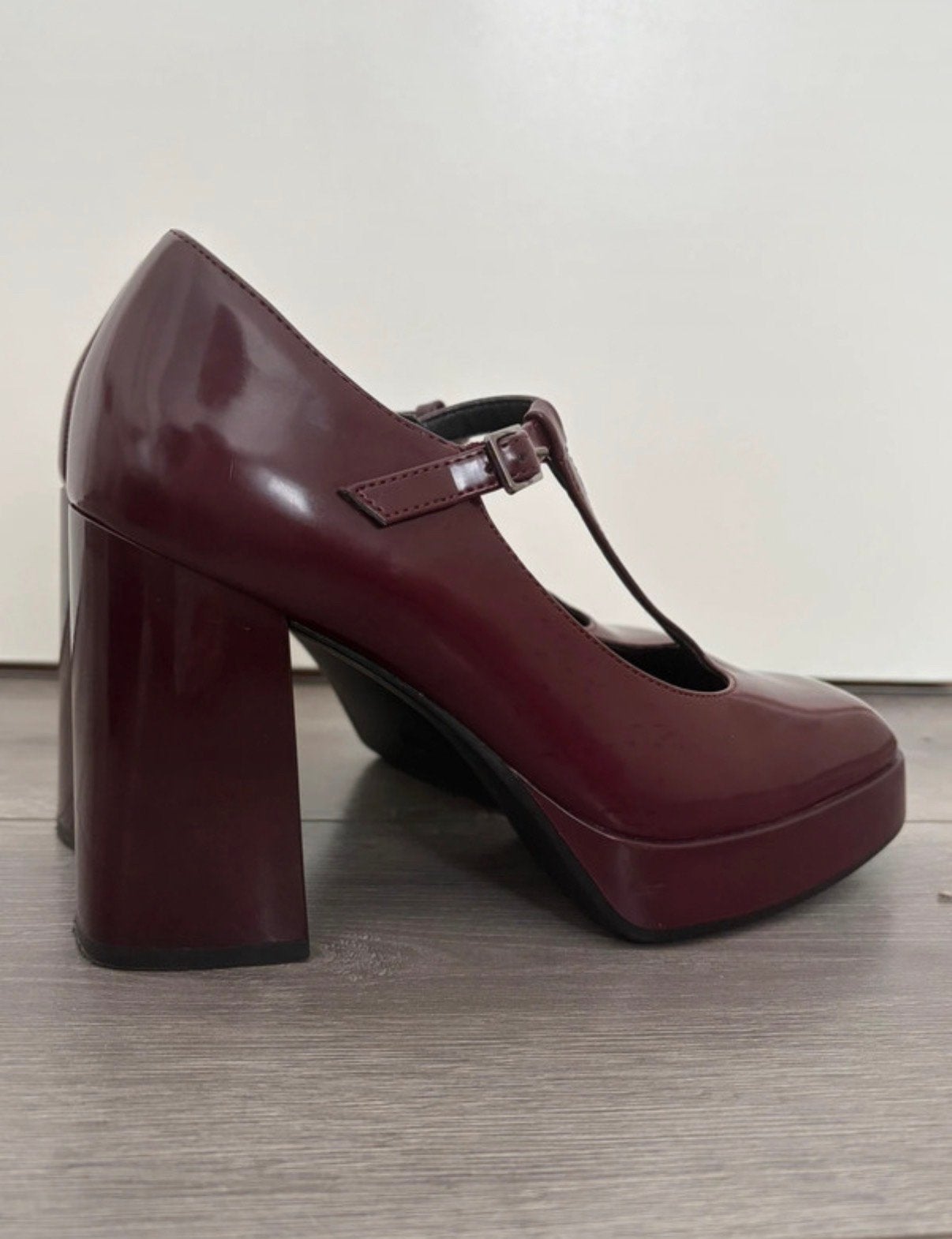 Bordeauxrode Mary Jane Pumps met Blokhak, Kleding | Dames, Ophalen of Verzenden, Zo goed als nieuw, Rood, Pumps