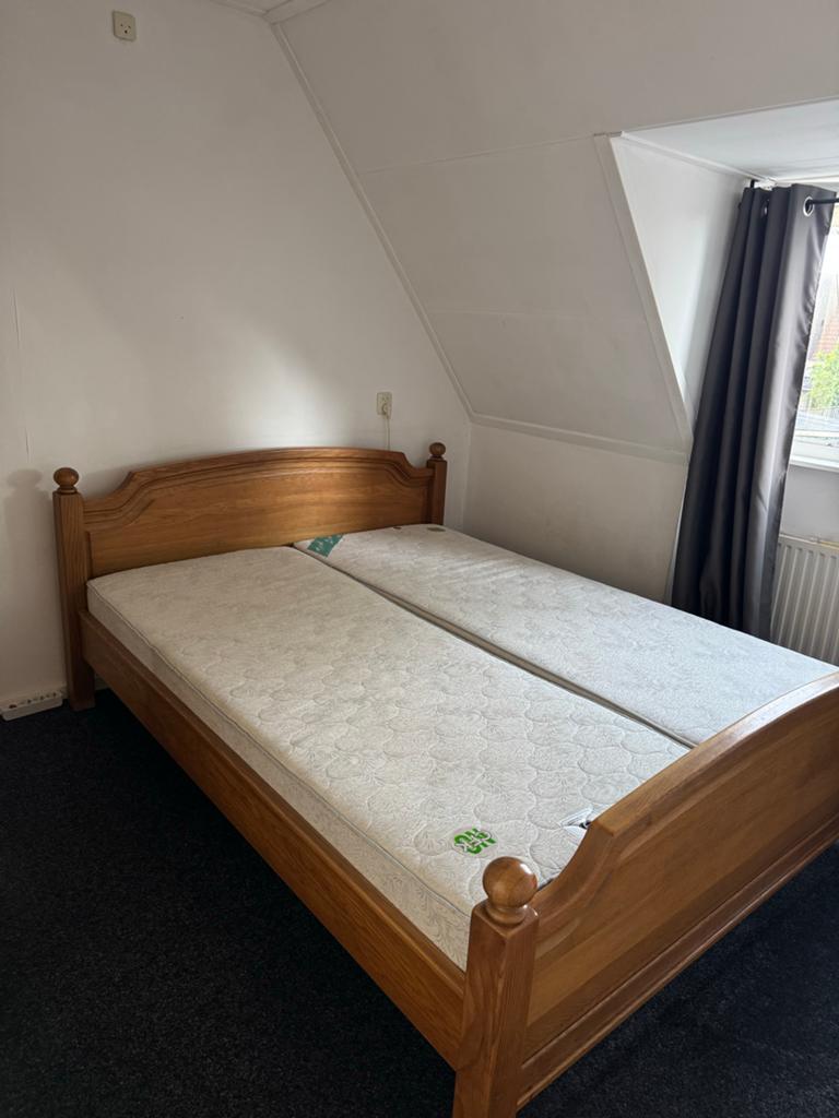 Houten tweepersoonsbed met matrassen, Ophalen, Gebruikt, Bruin, Tweepersoons