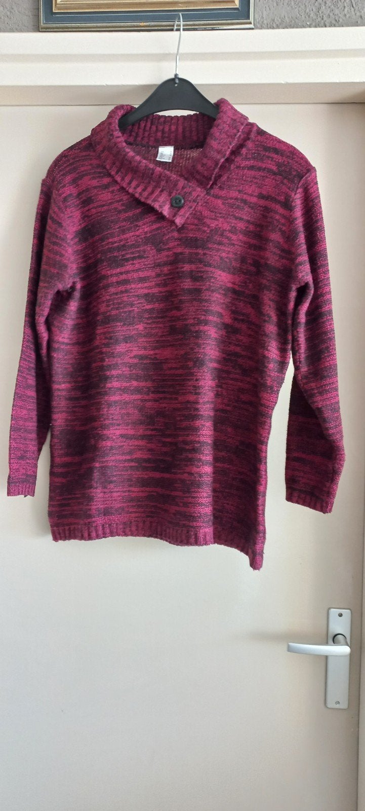 Mooie rode/zwarte trui met knoopje, maat 44, Kleding | Dames, Truien en Vesten, Ophalen of Verzenden, Maat 42/44 (L), Rood