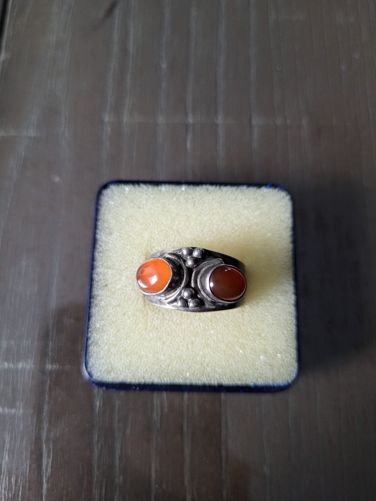 Zilveren ring met twee oranje/rode stenen, Sieraden, Tassen en Uiterlijk, Gebruikt, Oranje, Ophalen of Verzenden, 17 tot 18