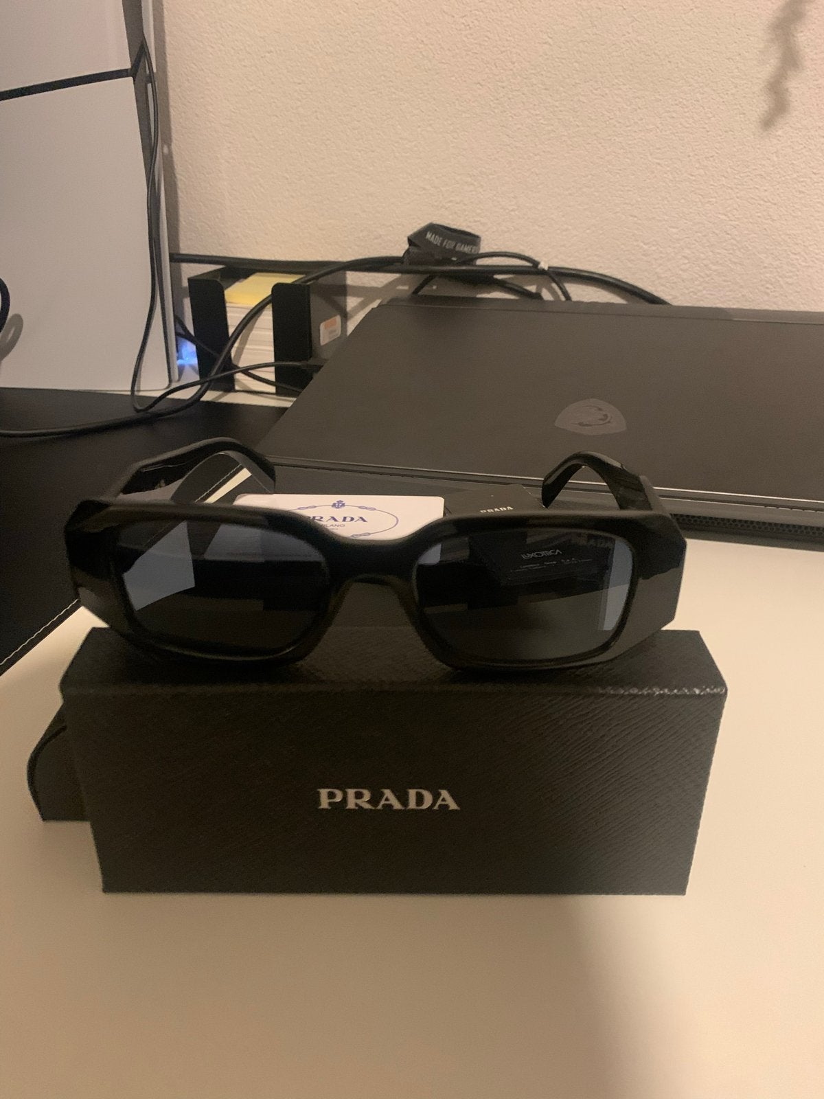 Prada Zonnebril - Nieuwstaat met doos., Zonnebril, Prada, Zwart, Ophalen of Verzenden