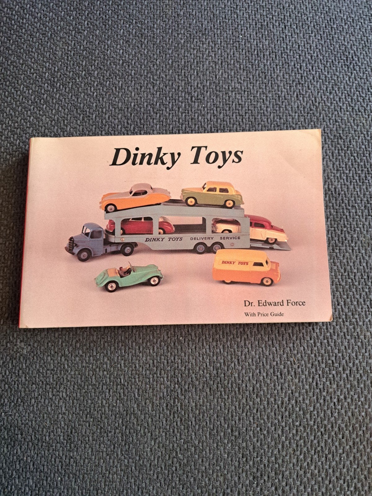 Dinky toys boek, Boeken, Gelezen, Ophalen of Verzenden, Dr Edward force, Catalogus
