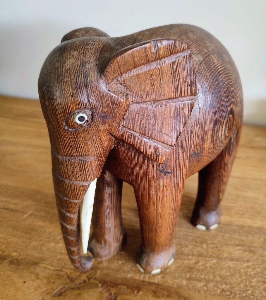 Indonesië: handgesneden houten olifant. Weegt 1,4 kg, Hout, 22 cm, Bruin, Verzenden