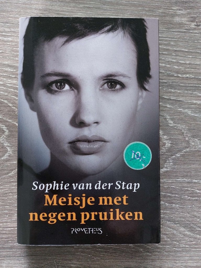 Sophie van der Stap - Meisje met negen pruiken, Ophalen of Verzenden, Zo goed als nieuw