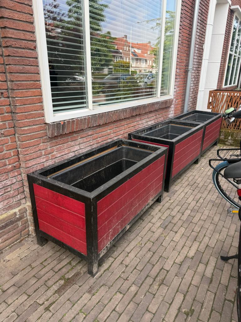 Set van 3 rode plantenbakken met zwarte rand, Ophalen, 100 cm of meer, Balkon, Zo goed als nieuw