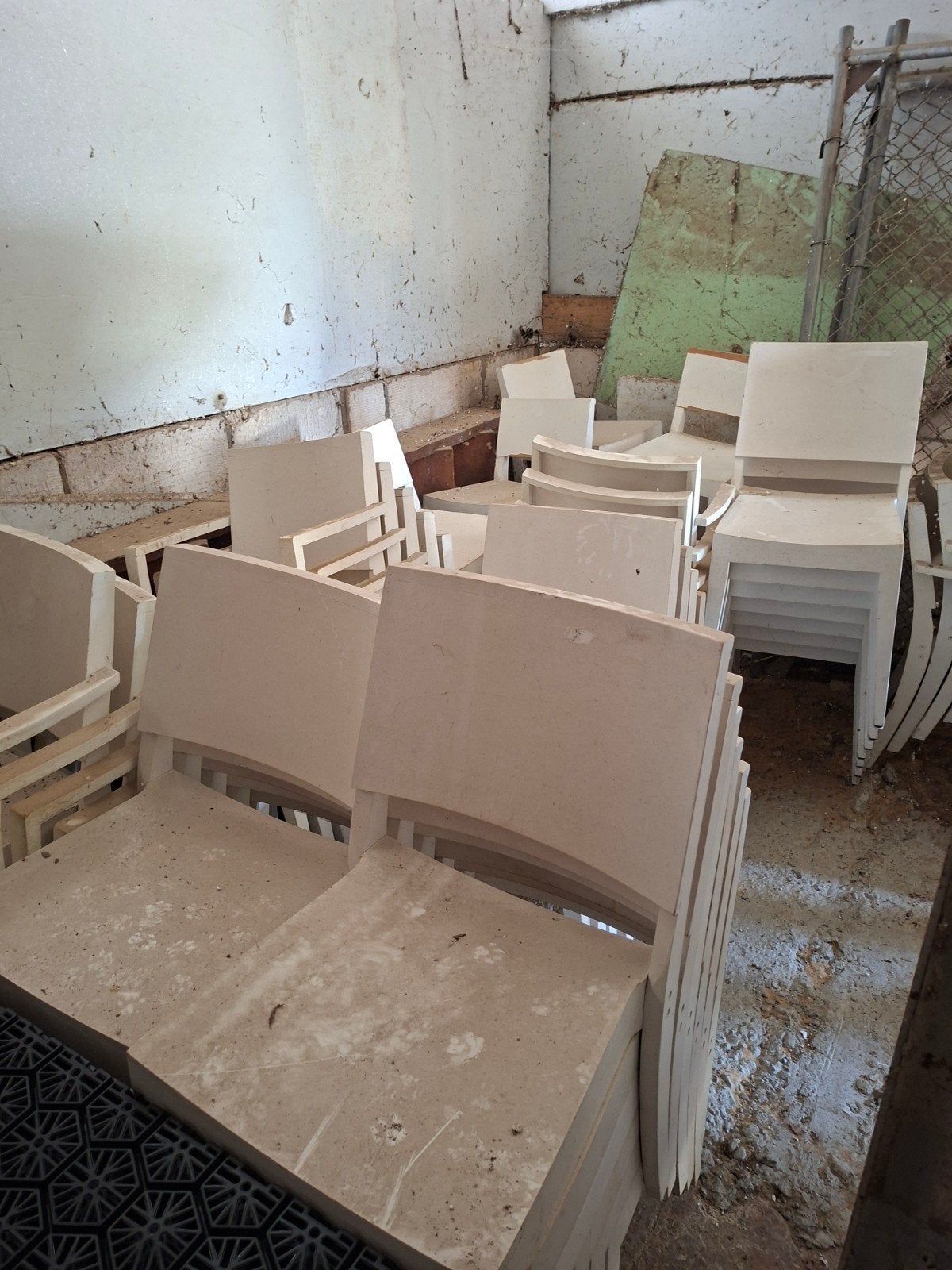 Partij stoelen: 18 met leuningen, 22 zonder, ook per stuk, Ophalen, Overige materialen, Gebruikt, Vijf, Zes of meer stoelen