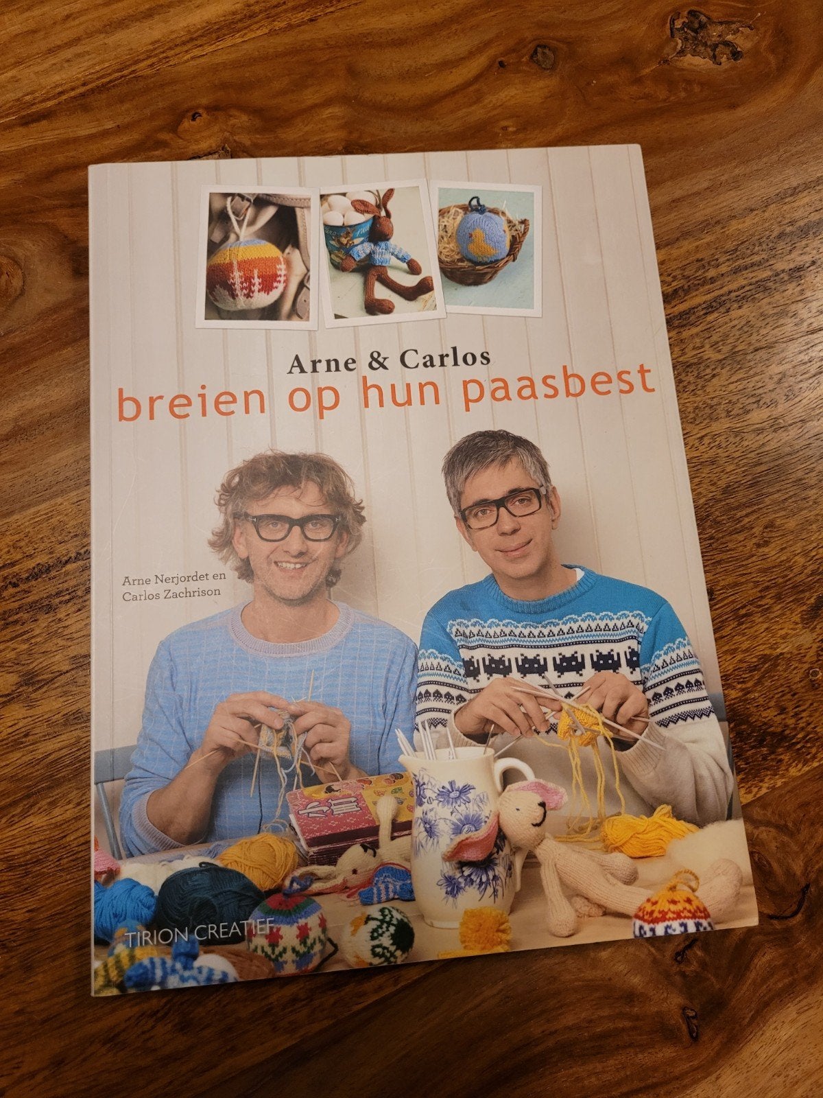 Arne & Carlos - Breien op hun paasbest, Breien en Haken, Arne Nerjordert; Carlos Zachrison, Ophalen of Verzenden, Zo goed als nieuw
