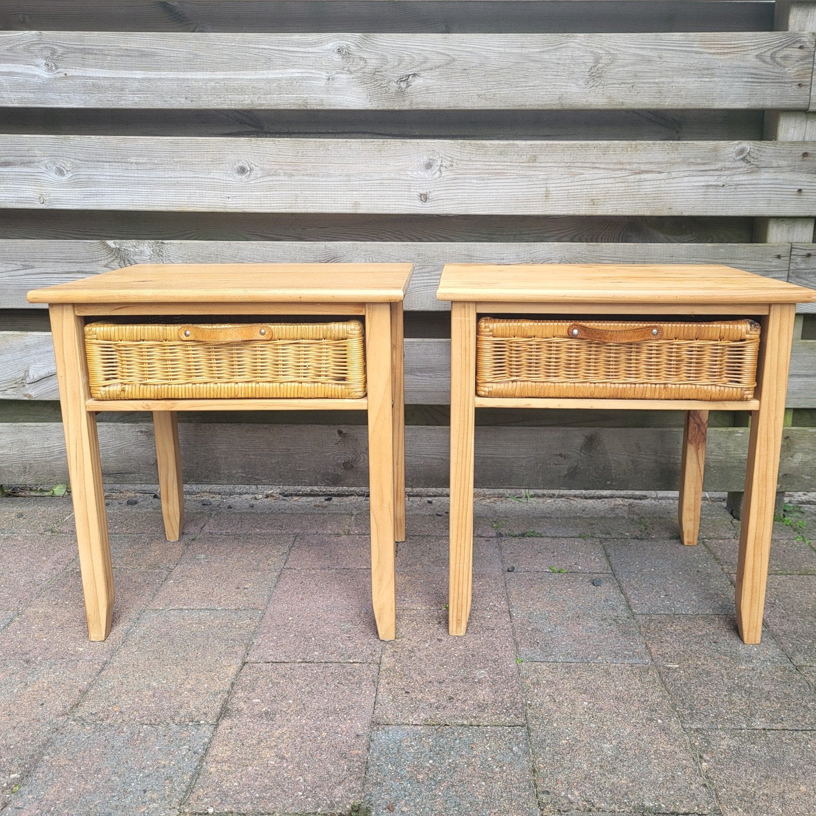 Grenen nachtkastjes met rieten manden (set van 2), Ophalen, Gebruikt, 55 tot 70 cm, 45 tot 65 cm
