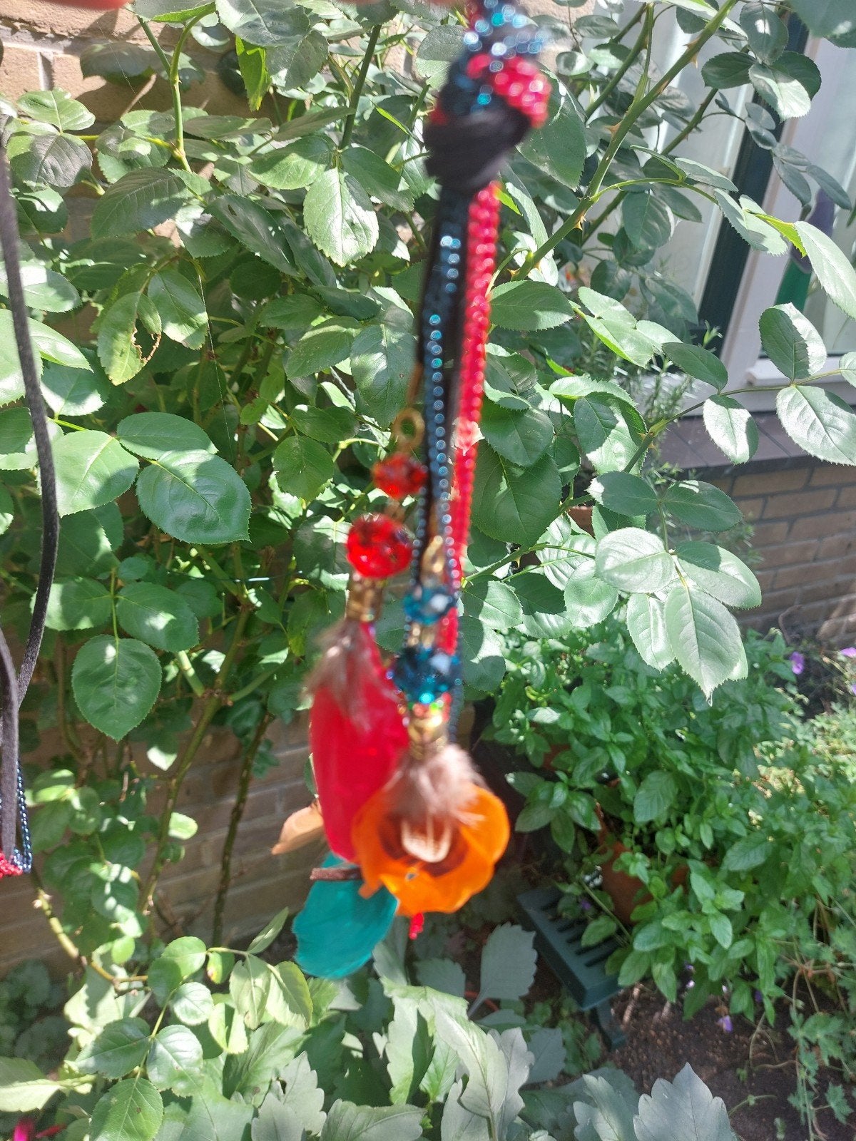 Aparte lange ketting met gekleurde veren, Ophalen of Verzenden, Zo goed als nieuw, Overige materialen