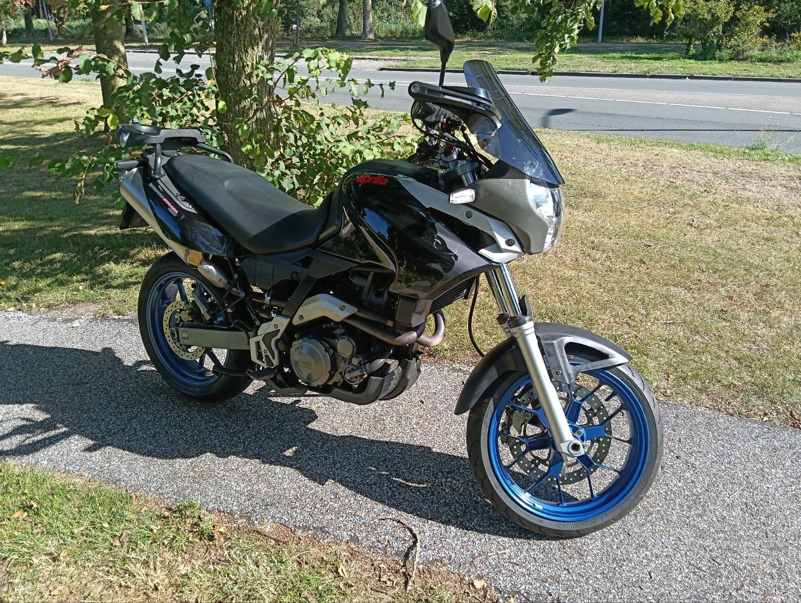 Aprilia Pegaso 650. Akrapovic, topkoffer, handvatverwarm, Handvatverwarming, Particulier, Enduro, Minimaal motorrijbewijs A2