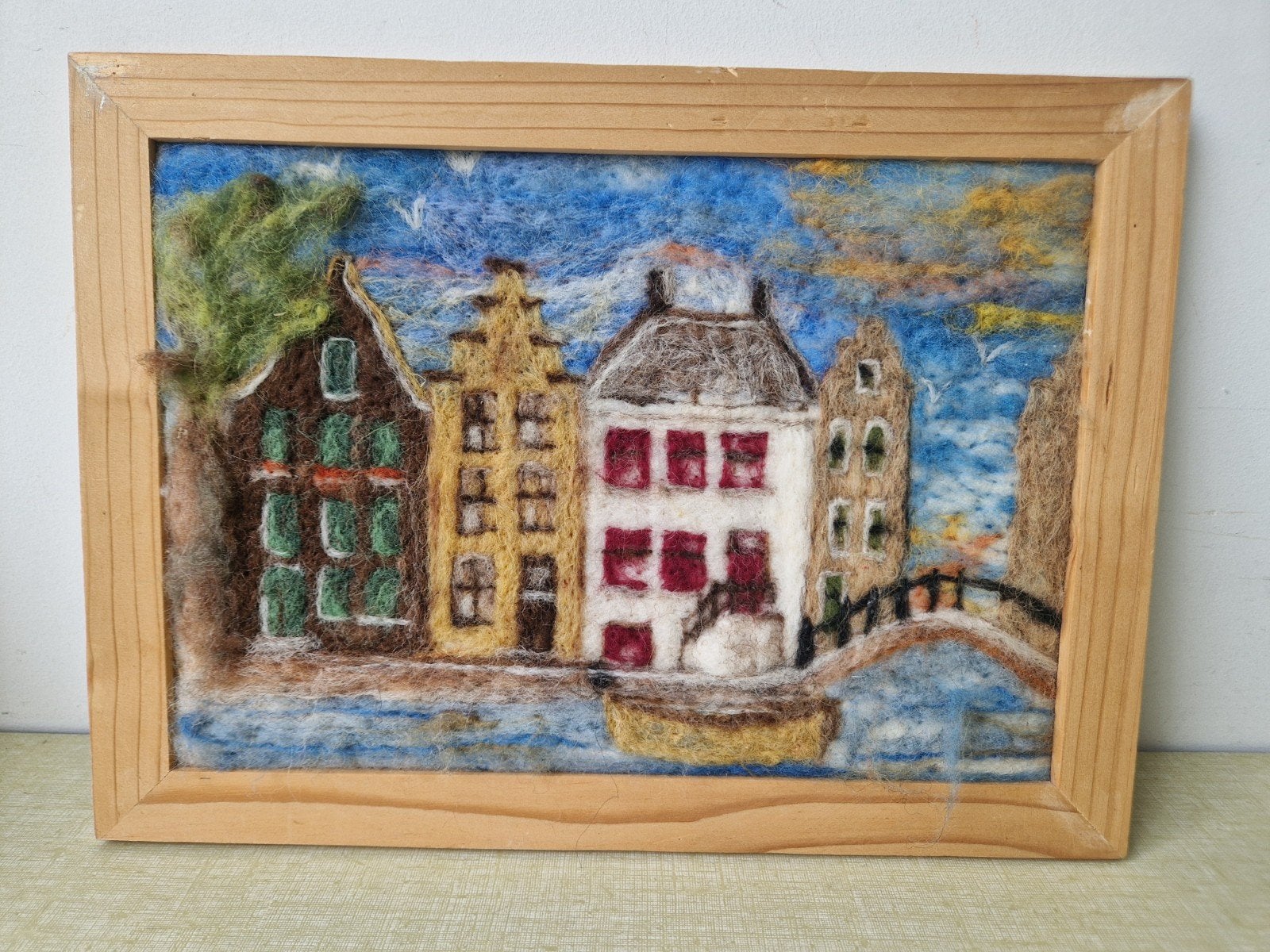 Antroposofisch handgemaakt wolvilt schilderij huisjes, Ophalen of Verzenden, Zo goed als nieuw