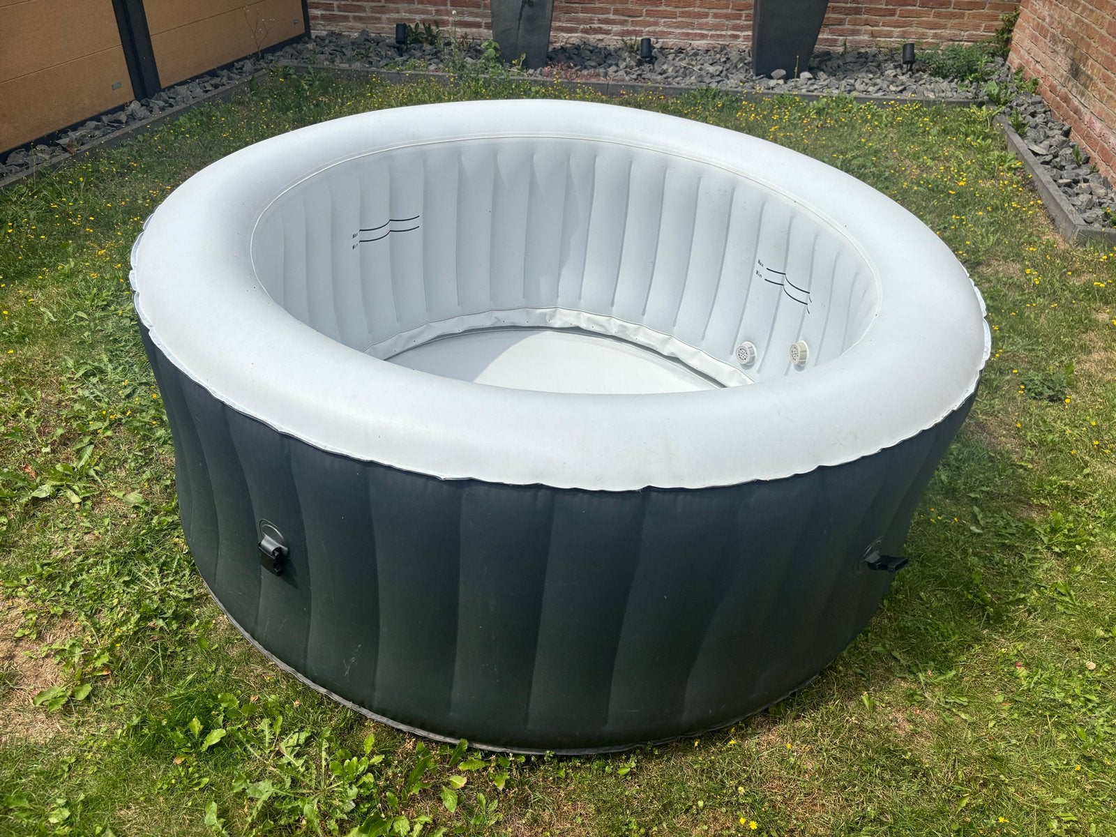 Avenli Opblaasbare Jacuzzi - Ontspanning voor Thuis, Tuin en Terras, Bubbelbaden en Hottubs, Ophalen, Zo goed als nieuw, Filter