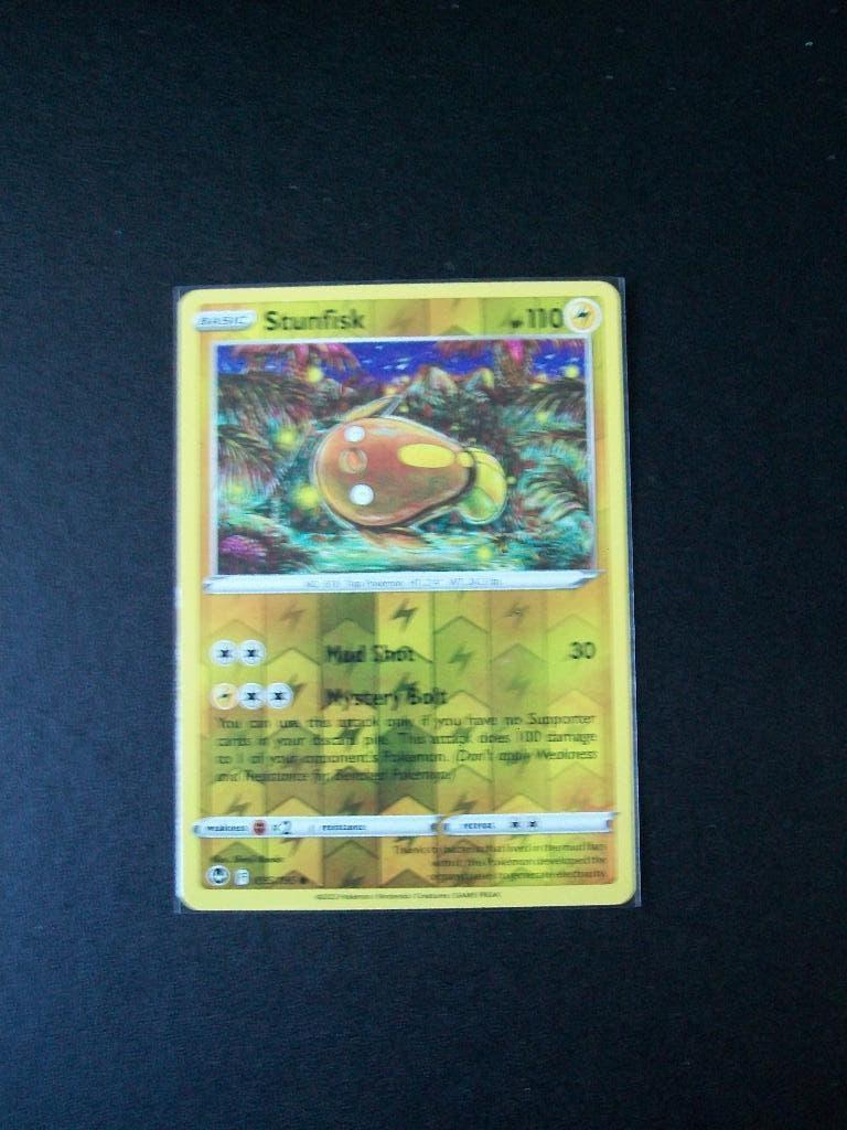 1546: Nieuwe Pokemon Kaart holofoil STUNFISK HP110 (055/195), Verzenden, Nieuw, Losse kaart, Foil