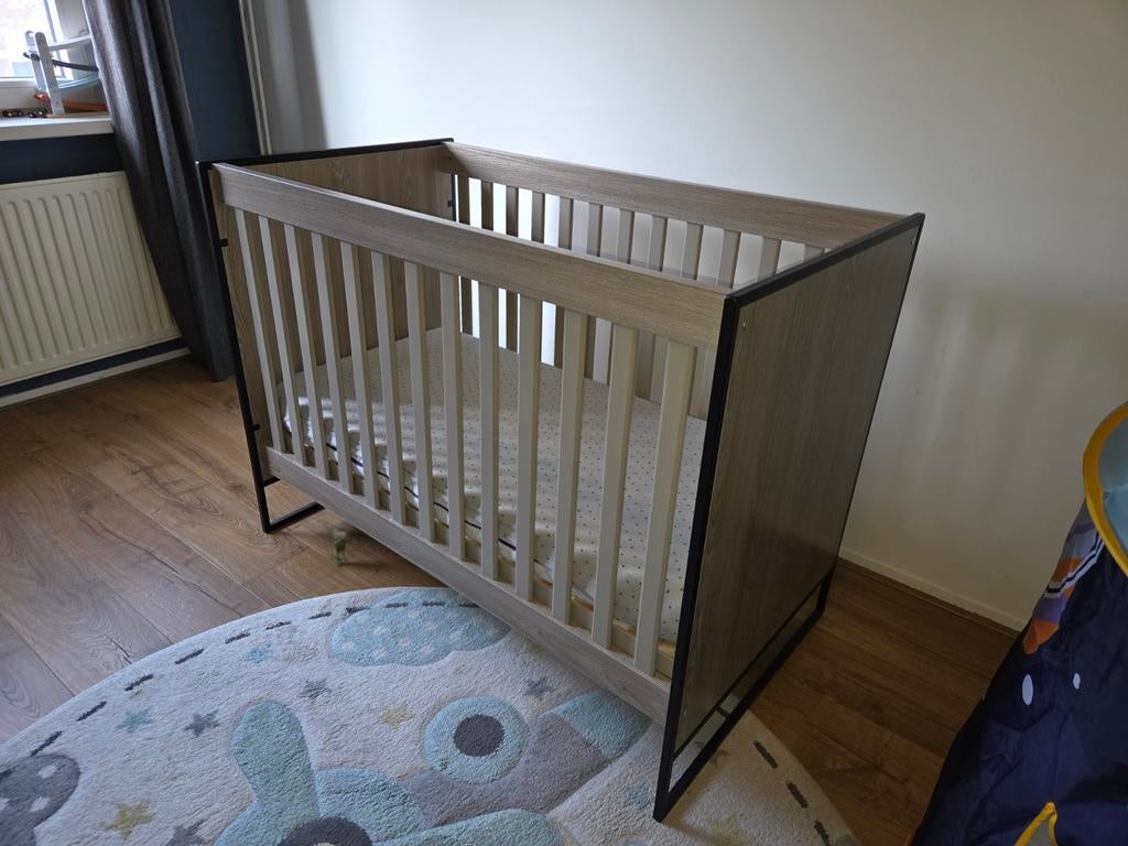 Ledikant hout met zwart ijzer frame, Ophalen, Gebruikt, Ledikant