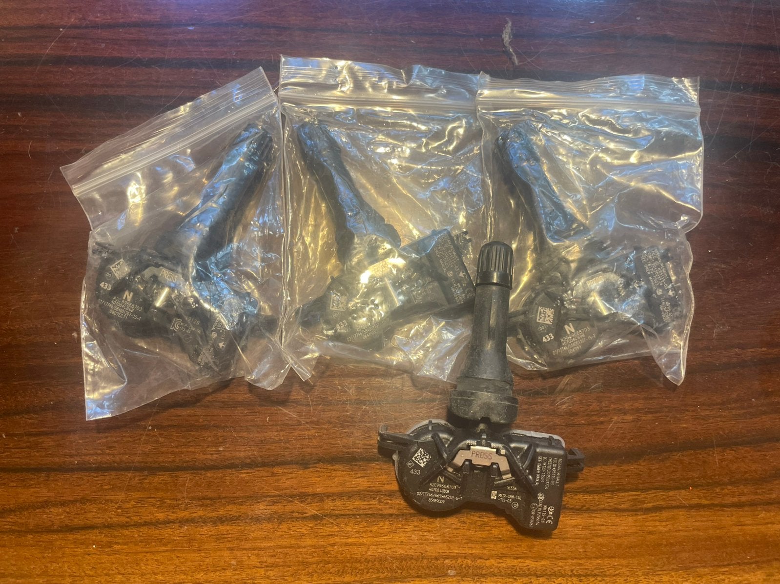 4 nieuwe originele Renault TPMS-sensoren 407004CB0B 433 MHz, Ophalen, Zo goed als nieuw