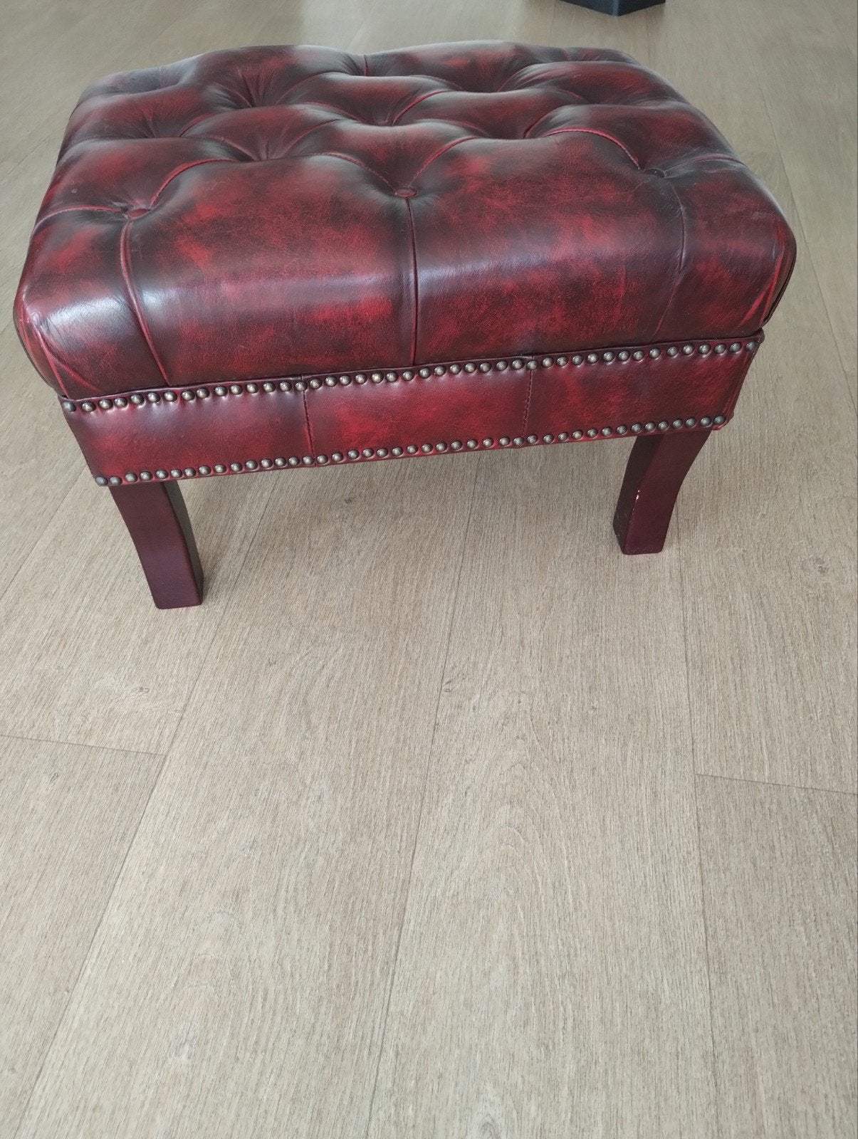 Chesterfield voetenbankje / poef in rood leer, Ophalen, Gebruikt, Leer, 50 tot 75 cm