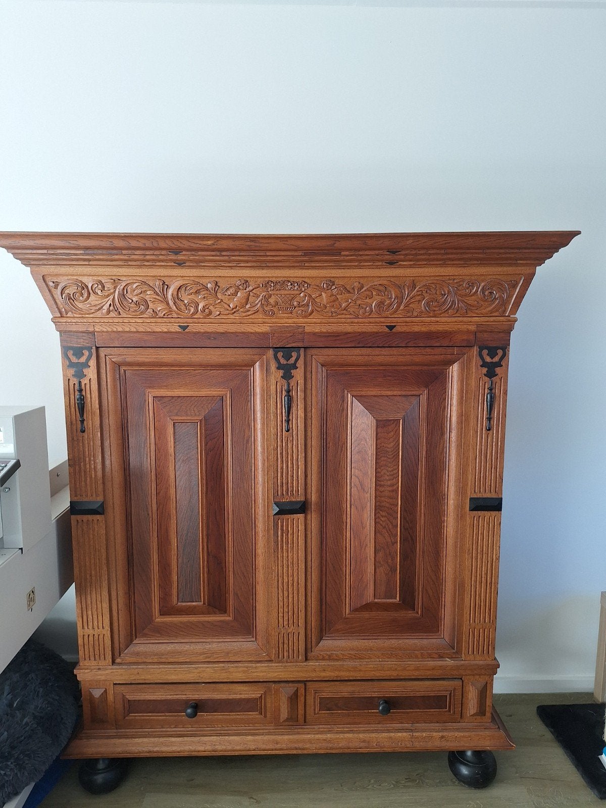 Antieke houten buffetkast met verborgen lade, Ophalen