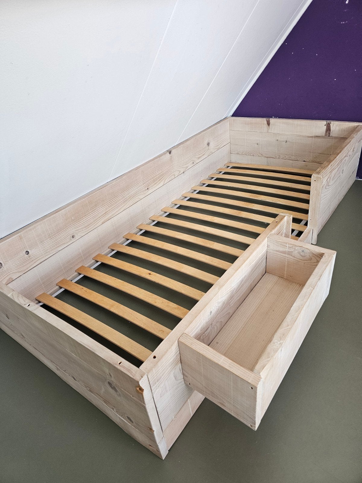 Steigerhouten eenpersoonsbed met opbergbak, Ophalen, Gebruikt, 90 cm, Steigerhout