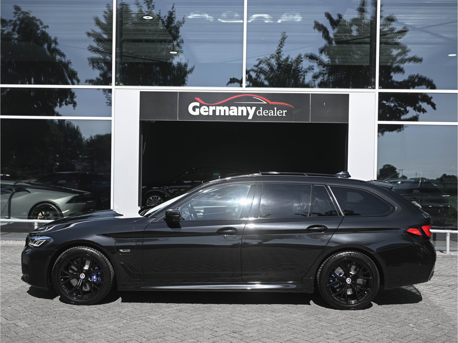 BMW 5 Serie Touring 530e xDrive 293pk M-Sport+Pro Pano Laser, Auto's, Automaat, 1998 cc, 1935 kg, Gebruikt