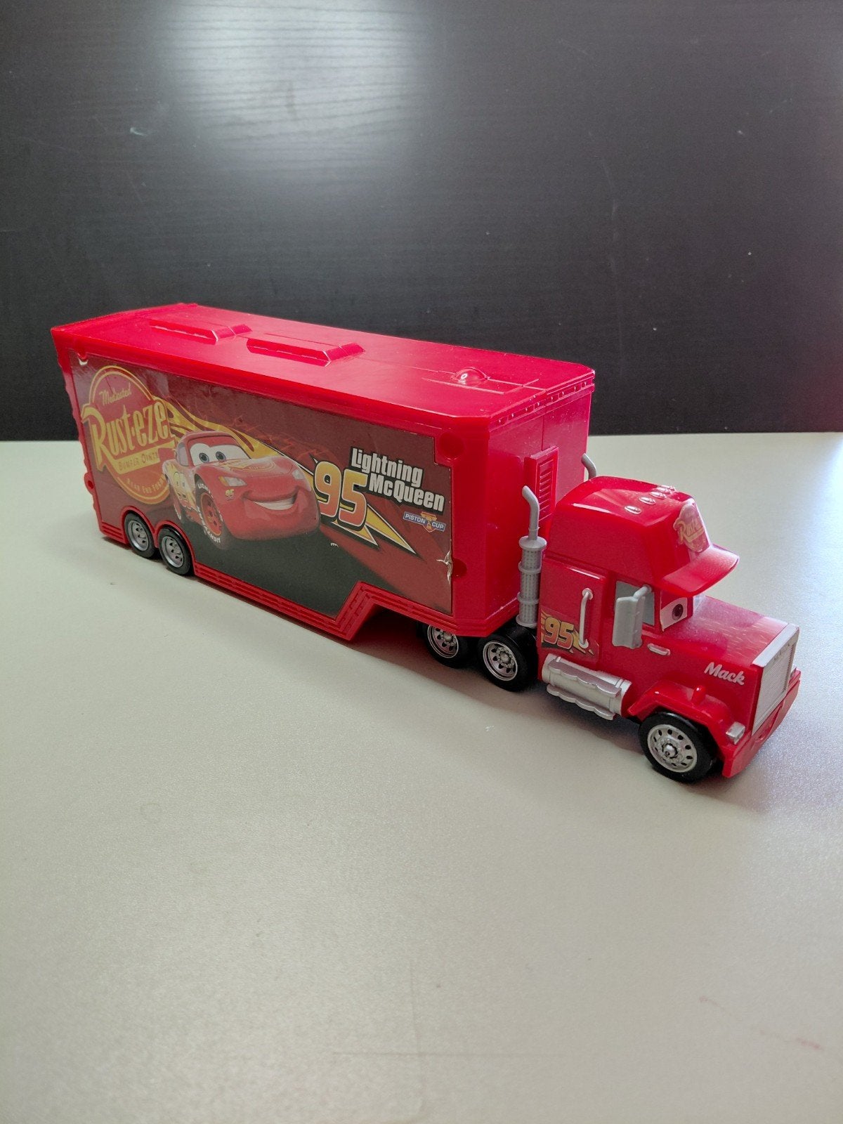Disney/Pixar Cars Mack Hauler Die-Cast Voertuig 1:55, Verzamelen, Disney, Ophalen of Verzenden, Gebruikt