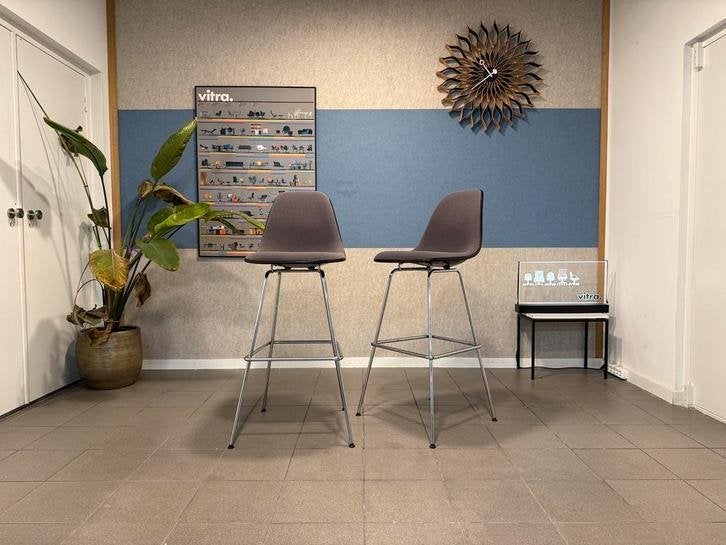 Vitra | Eames | Zwart Fiberglass Barkruk | Grijs Hopsak | 2x, Vitra, Gebruikt, Met voetsteun, 60 tot 90 cm