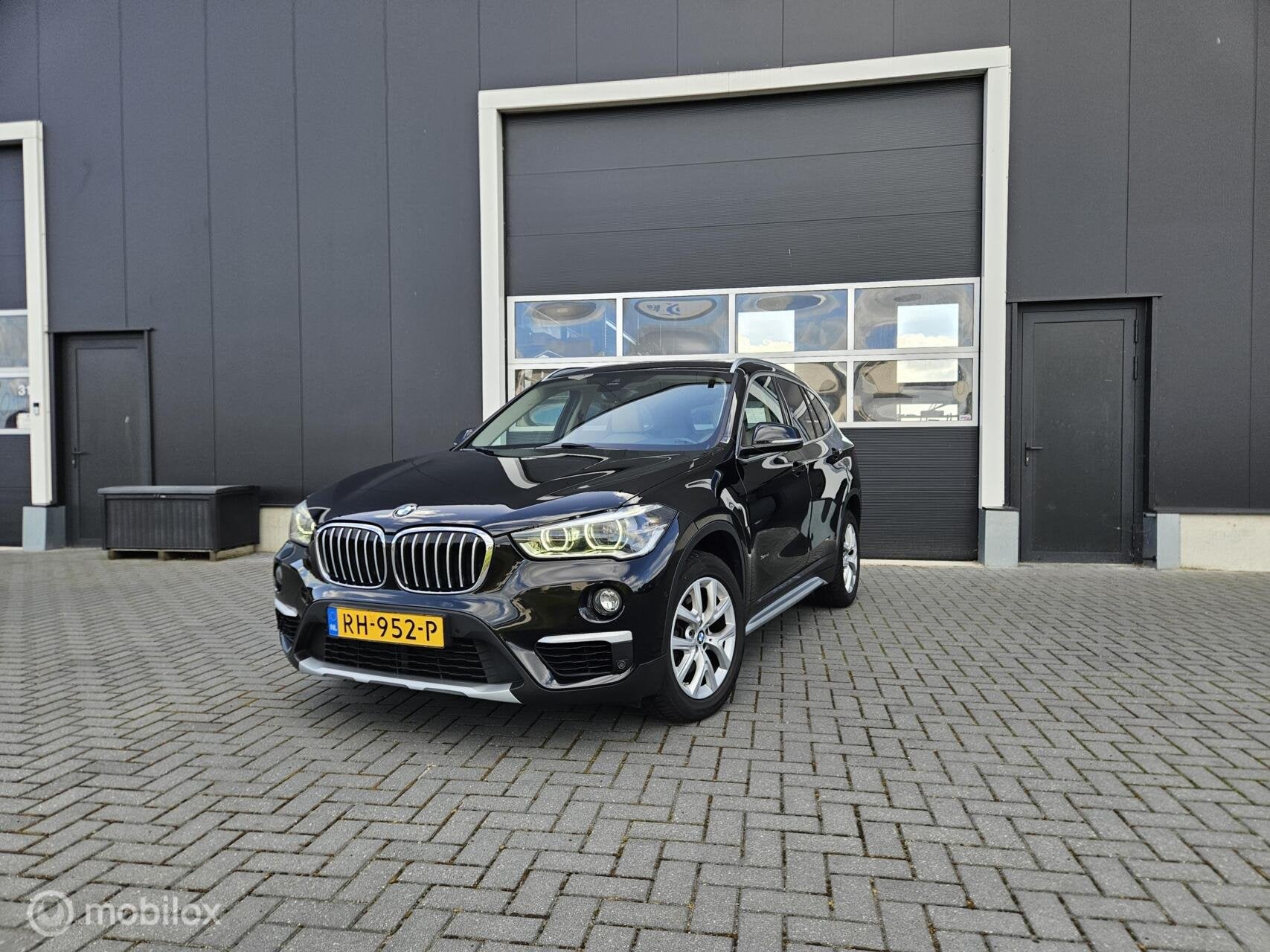 BMW X1 sDrive18i High Executive Automaat HUD | Camera | LED, Dealer onderhouden, Gebruikt, Euro 6, Zwart