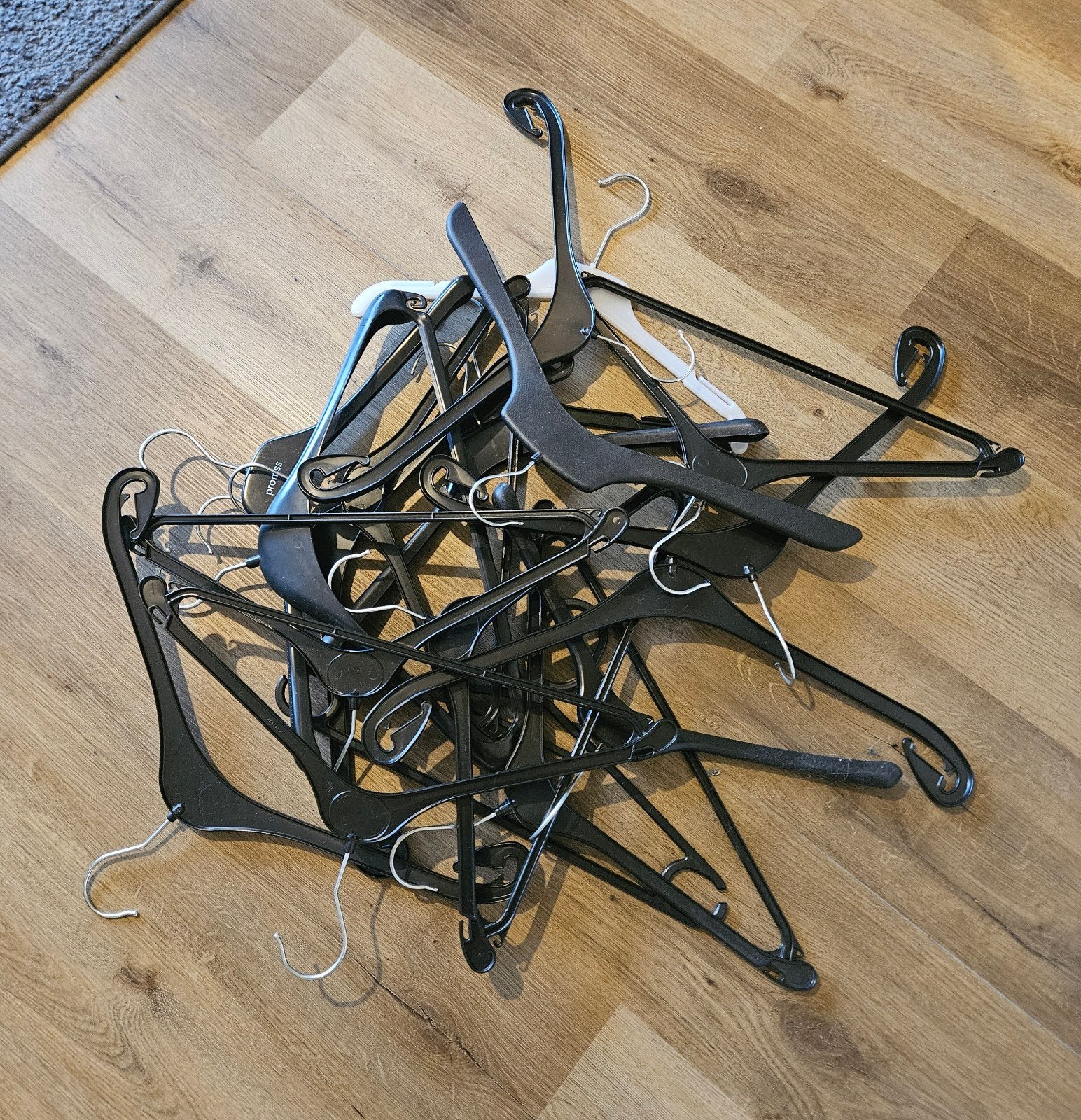 19 stuks kledinghangers, zwart en wit, diverse maten, Ophalen of Verzenden, Gebruikt, Kunststof, Kinderen en Volwassenen